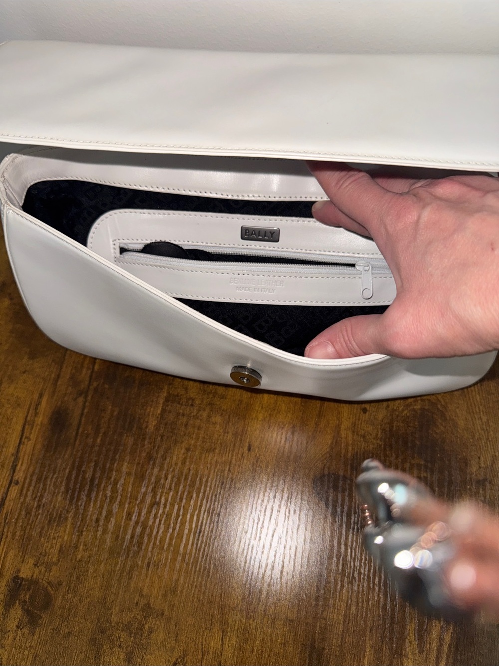 Authentic Bally White Leather Shoulder Bag extremely rare! Elegant & beautiful - Picture 8 of 11